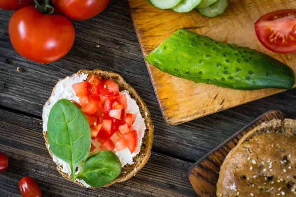 Healthy snack with spinach, tomato, ricotta and whole grain bread — Stock Photo, Image