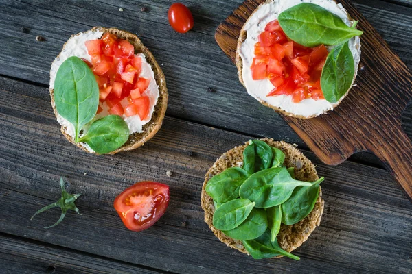 Petiscos saudáveis com espinafre, tomate e queijo branco — Fotografia de Stock