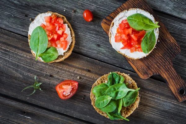 Gezonde snacks met spinazie, tomaat en witte kaas — Stockfoto