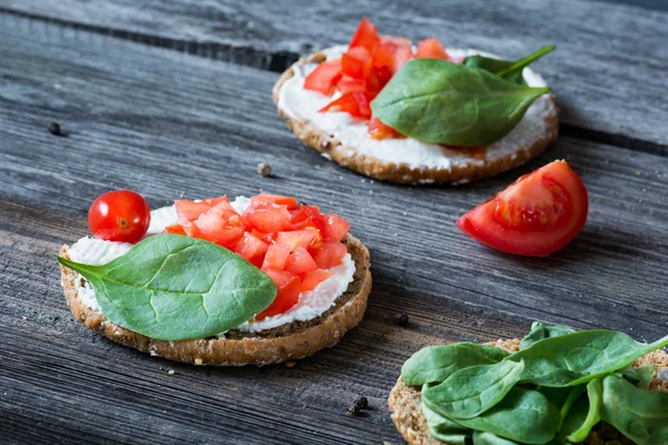 Snack saludable con espinacas, tomate y queso — Foto de Stock