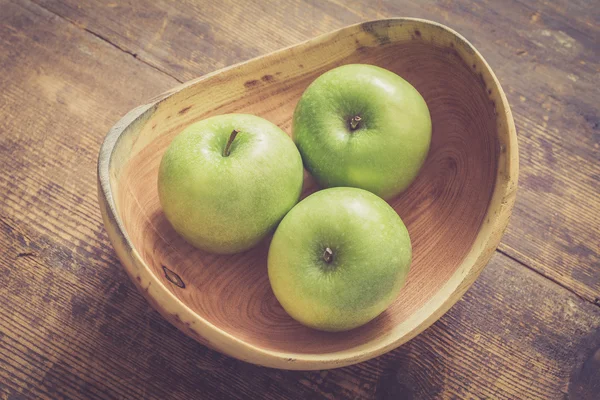 Manzanas verdes en tazón de madera, tonificación vintage — Foto de Stock