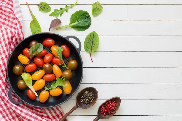 Vegetables, spices and salad leaves on white wooden table with copy space. Healthy cooking food background — Stock Photo, Image