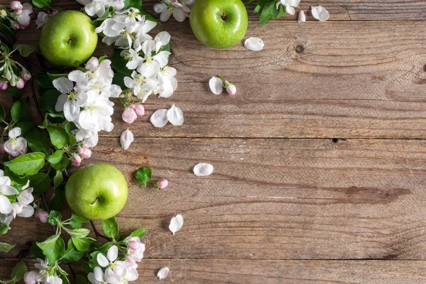 Summer post card. Blossoms, green apples and flowers on wooden backdrop — Stock Photo, Image