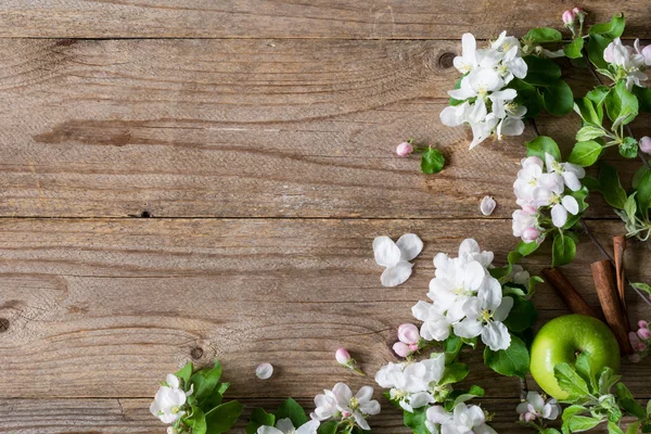 Floral background / post card. Apple blossom flowers on wooden background — Stock Photo, Image