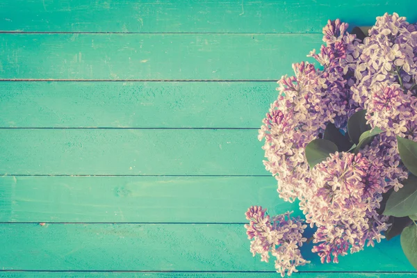 Бирюзовый винтажный деревянный фон с букетом цветов лилака Лицензионные Стоковые Изображения