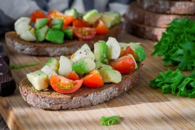 Avokado, domates ve mozzarella ile sağlıklı meze bruschetta