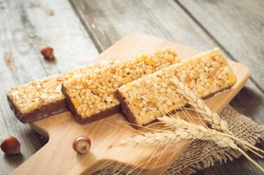 Müsli barlar, granola barlar, enerji çubukları ile fındık ve çikolata snack