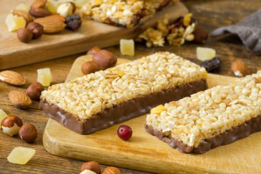 Granola barlar, müsli barlar, enerji çubukları ahşap kesme tahtası üzerinde snack