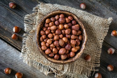 Grup bir kase fındık