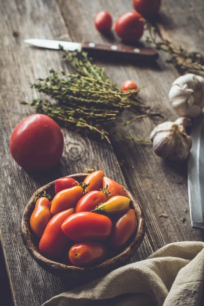 Heirloom tomatoes on rustic wooden table — Stock Photo, Image