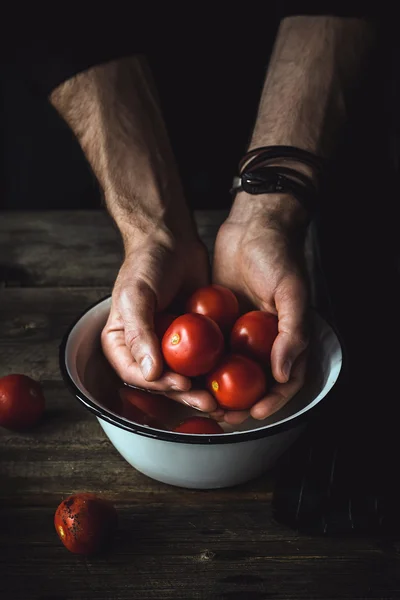 Washing tomatoes. Male chef washing tomatoes. Tomatoes in hands — Stock Photo, Image