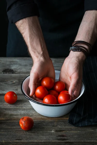 Washing tomatoes. Male chef washing tomatoes. Tomatoes in hands — Stock Photo, Image