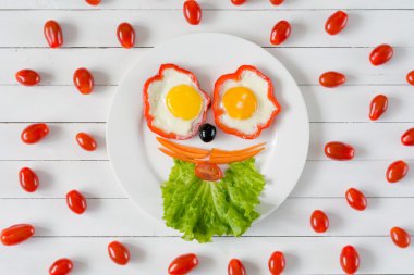 Gıda sanat bir plaka üzerinde çocuklar için sağlıklı kahvaltı