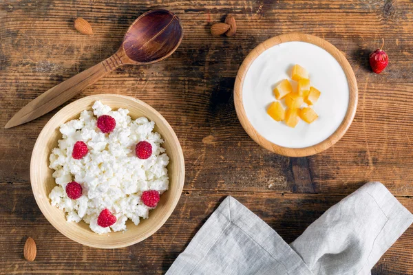 Йогурт и творог со свежими фруктами и ягодами. Сельский здоровый завтрак — стоковое фото