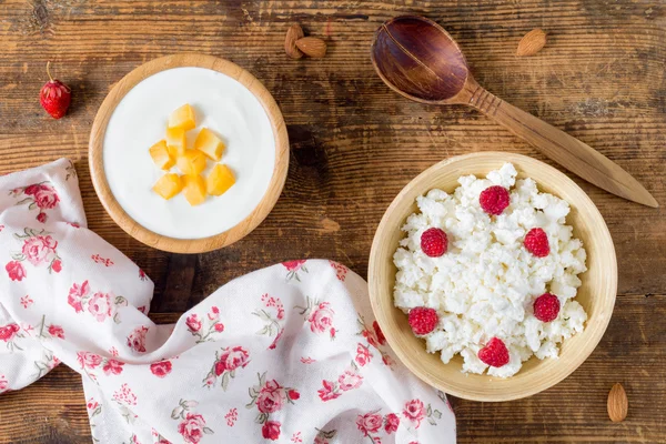 Joghurt, túró, a friss bogyós gyümölcsök a fából készült asztal, felülnézet — Stock Fotó