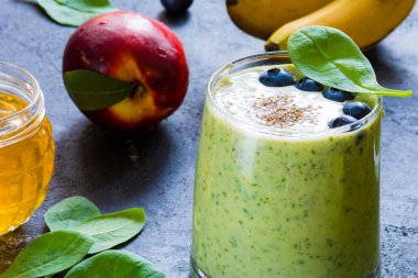 Ispanak ve chia tohumu ile sağlıklı yeşil smoothie