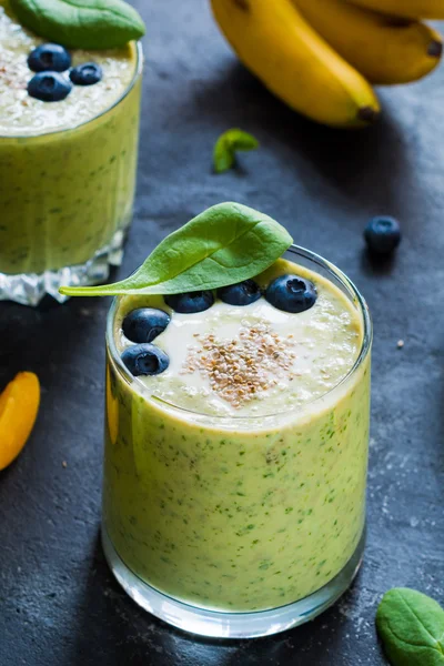Green smoothie, close up — стоковое фото