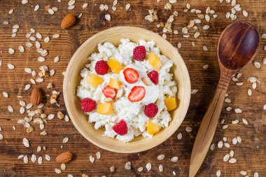 Sağlıklı kahvaltı kase süzme peynir, yoğurt, meyve ve müsli