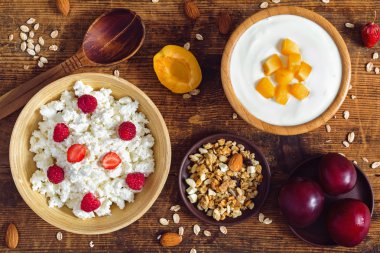 Sağlıklı kahvaltı masası ayarla: süzme peynir, yoğurt, meyve ve müsli