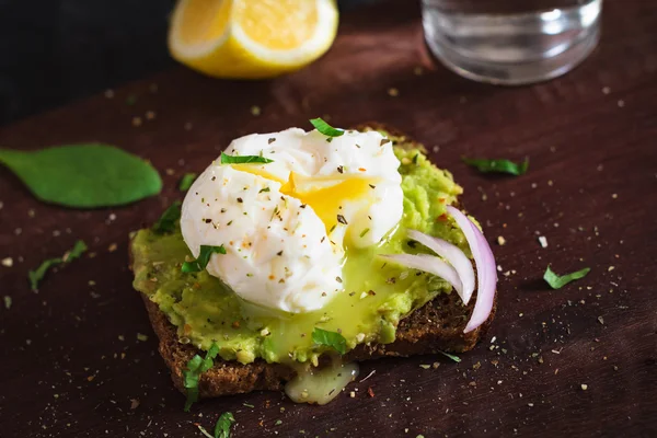 Panino con avocado e uovo in camicia — Foto Stock
