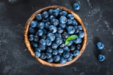 Kase, üstten görünüm taze yaban mersini