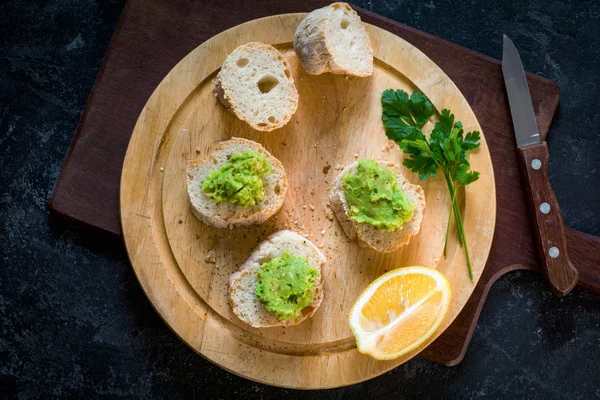 Sandwiches de bocadillo con puré de aguacate — Foto de Stock