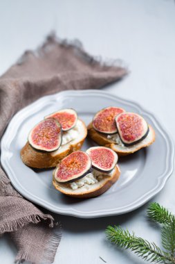 Bir tabağa ayarla incir ve keçi peyniri bruchetta