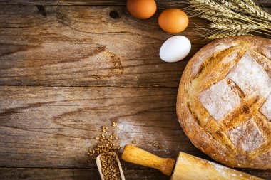 Ekmek, sivri, yumurta ve tahıl ahşap arka plan üzerinde