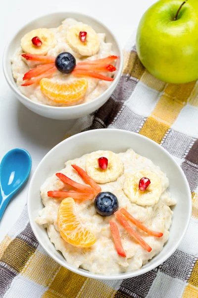 Porridge con viso animale fatto di frutta, colazione per bambini nelle scuole — Foto Stock