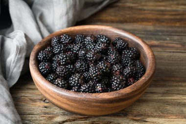 Bir kasede taze böğürtlen