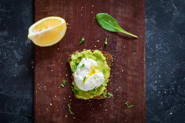 Пашотне яйце та пюре з авокадо житній бутерброд — стокове фото