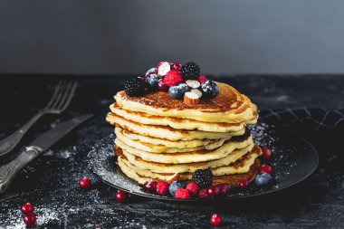 Taze meyve ve fındık ile Pancakes