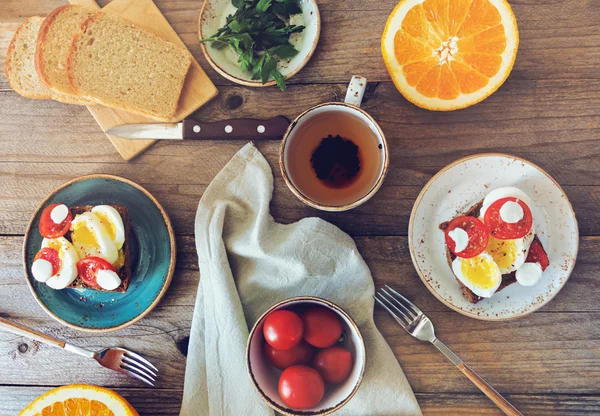 Сніданок набір. Бутерброди, фрукти та чай — стокове фото