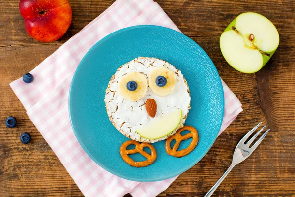 Colazione artistica creativa per bambini: panino viso animale con ingredienti sani — Foto Stock