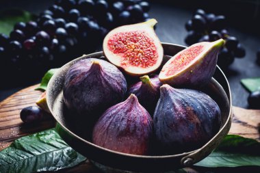 plaka üzerinde taze incir