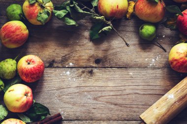 Elma, armut ve düşen yapraklar ile sonbahar kartı