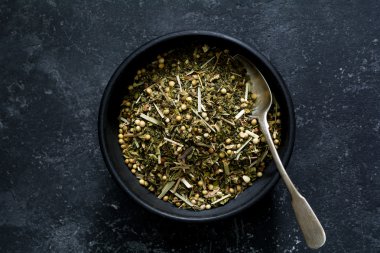 Siyah seramik kase kuru bitki çayı