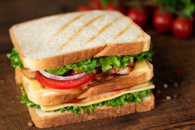 Pastırmalı peynirli marullu sandviç. Lezzetli sağlıksız sandviç.