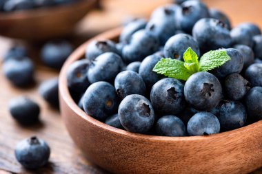 Böğürtlenler ahşap bir kasede, yakın çekim manzaralı. Organik meyve suyu.