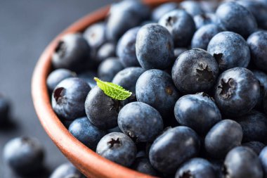 Kasede böğürtlen var. Yakın çekim. Doğal antioksidan.