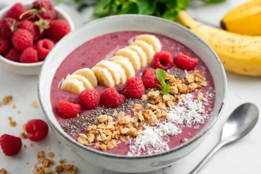 Vejetaryen ahududu smoothie kasesi ve süper yiyecek malzemeleri. Yakın görünüm