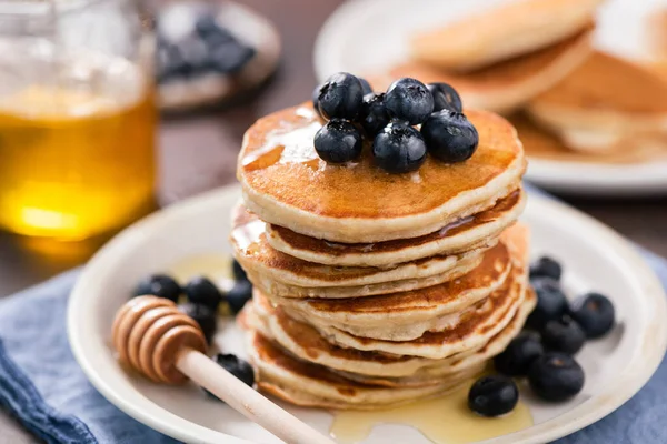 Crêpes Savoureuses Avec Miel Des Bleuets Dans Une Assiette Crêpes — Photo