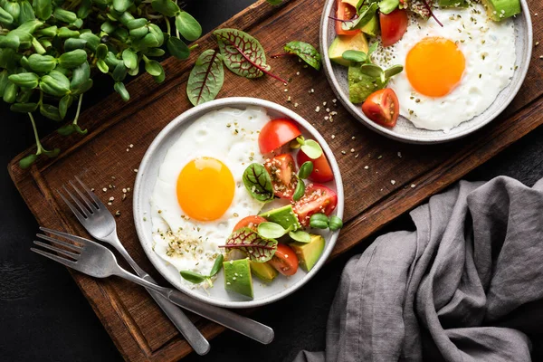 Gesundes Frühstücksbuffet Auf Dem Teller Sonniges Und Tomaten Avocado Salat — Stockfoto