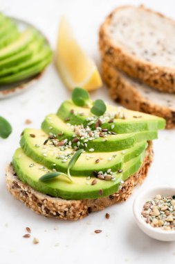 Avokado ve tohumlu vejetaryen tostu