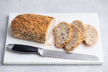 Mermer kesim tahtasında çoklu tahıllı ekmek
