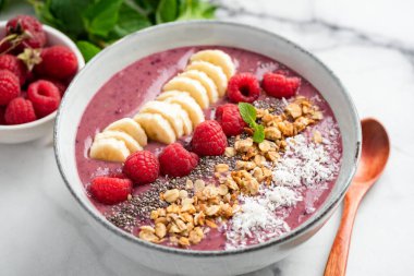 Ahududu ve muzlu vegan detoks smoothie kasesi.