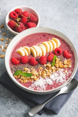 Vejetaryen ahududu ve acai smoothie kasesi.