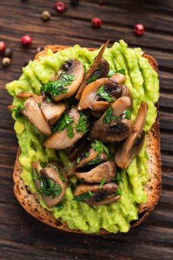 Kızarmış mantarlı avokado tostu.