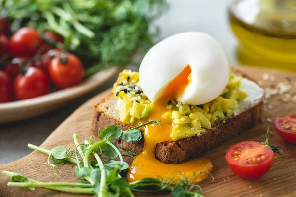 Toast with avocado and egg — Stock Photo, Image