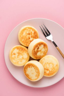 Syrniki, peynirli börek.